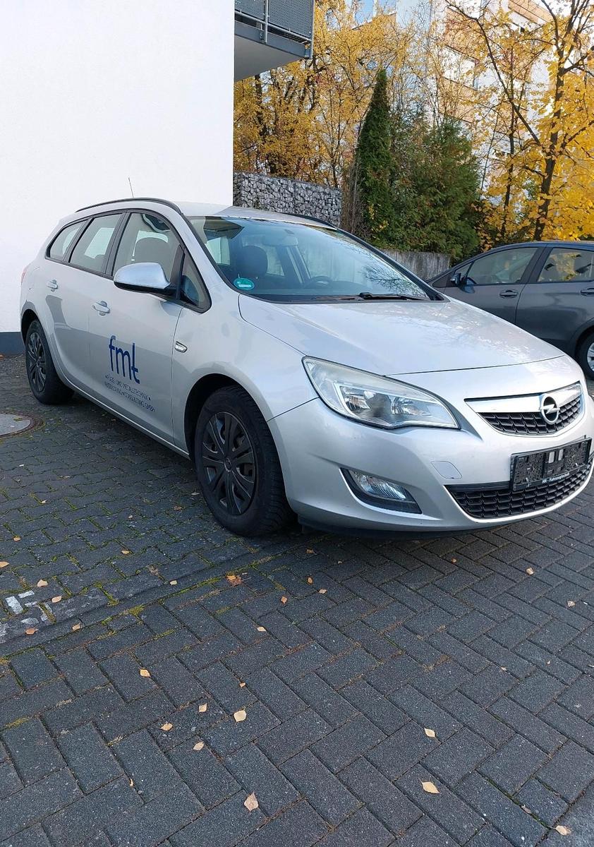Opel Astra 2011 — rear view