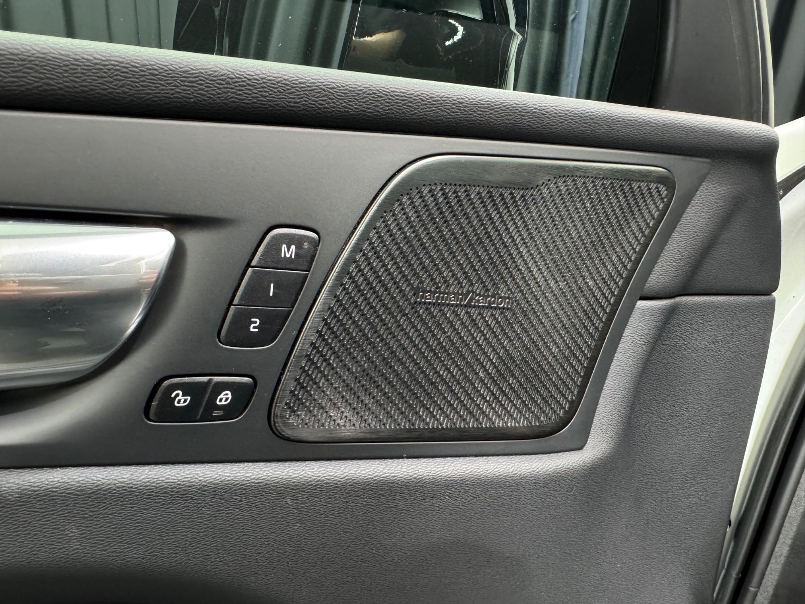 Fahrzeugabbildung Volvo XC 60 Plus Dark AWD |H/K|STDHZ|LED