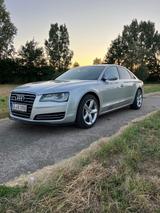 Audi A8 4.2 FSI tiptronic quattro - - Audi A8 mit Benzin-Antrieb: Limousine, 4.2