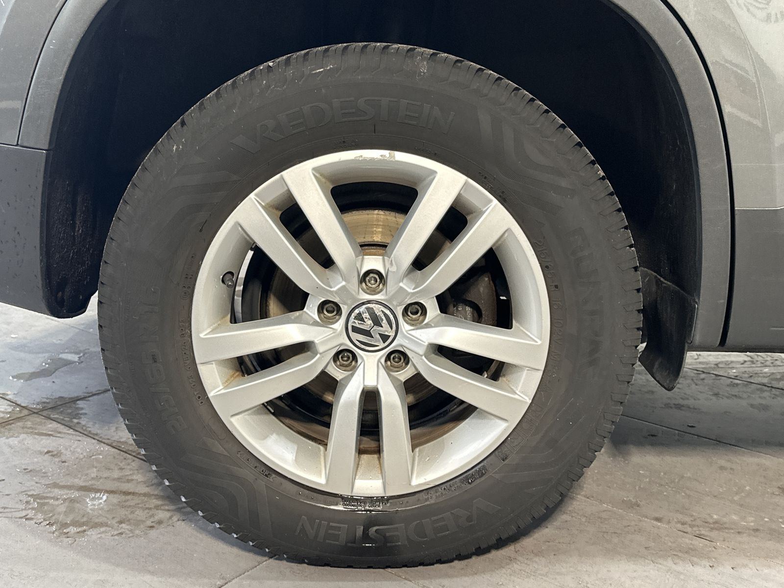 Fahrzeugabbildung Volkswagen Tiguan 2.0 TDI DSG Track&Field 4M NAV+XEN+AHK+KA