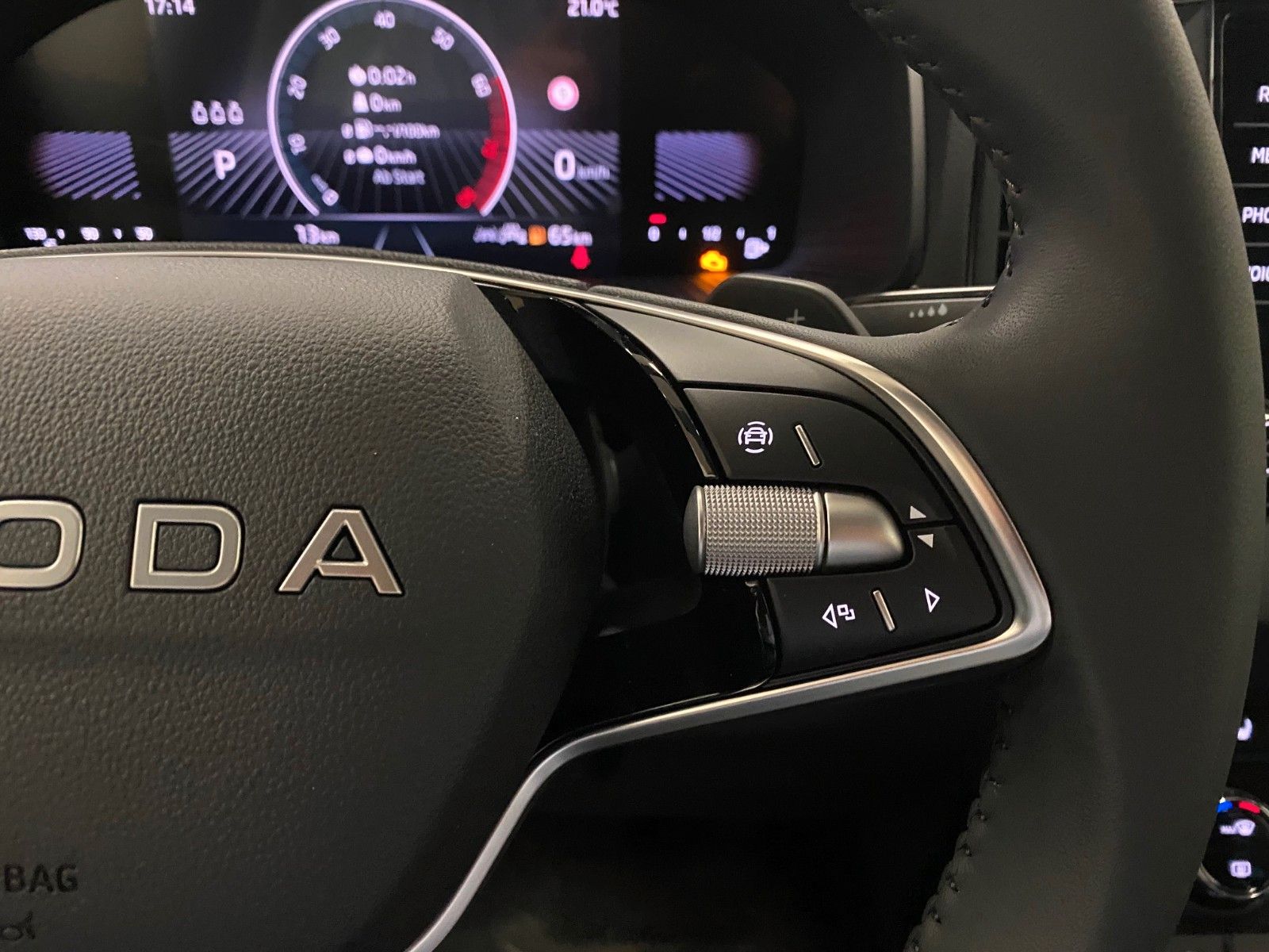 Fahrzeugabbildung SKODA Karoq 1.5 TSI DSG Selection+AHK schwenk.+KAMERA+