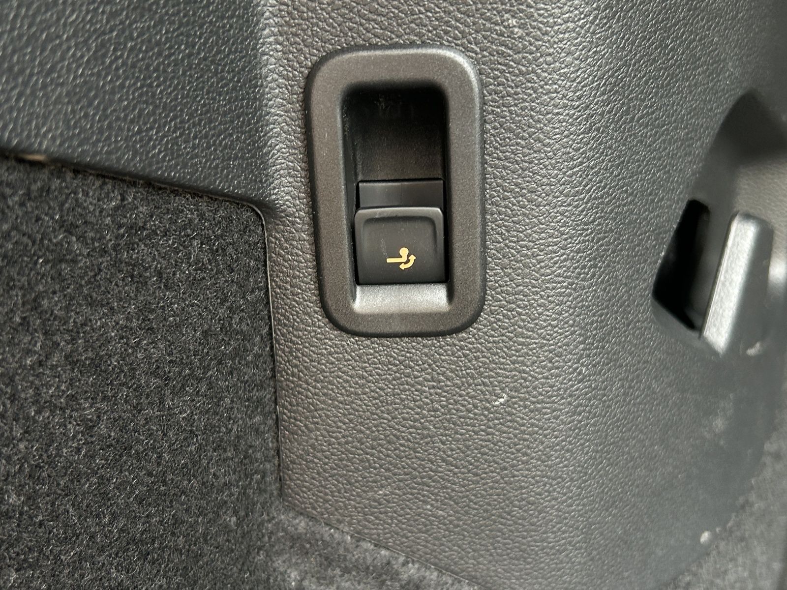 Fahrzeugabbildung Volkswagen Golf VIII TDI Active DSG LED Navi AHK ACC RFK SH