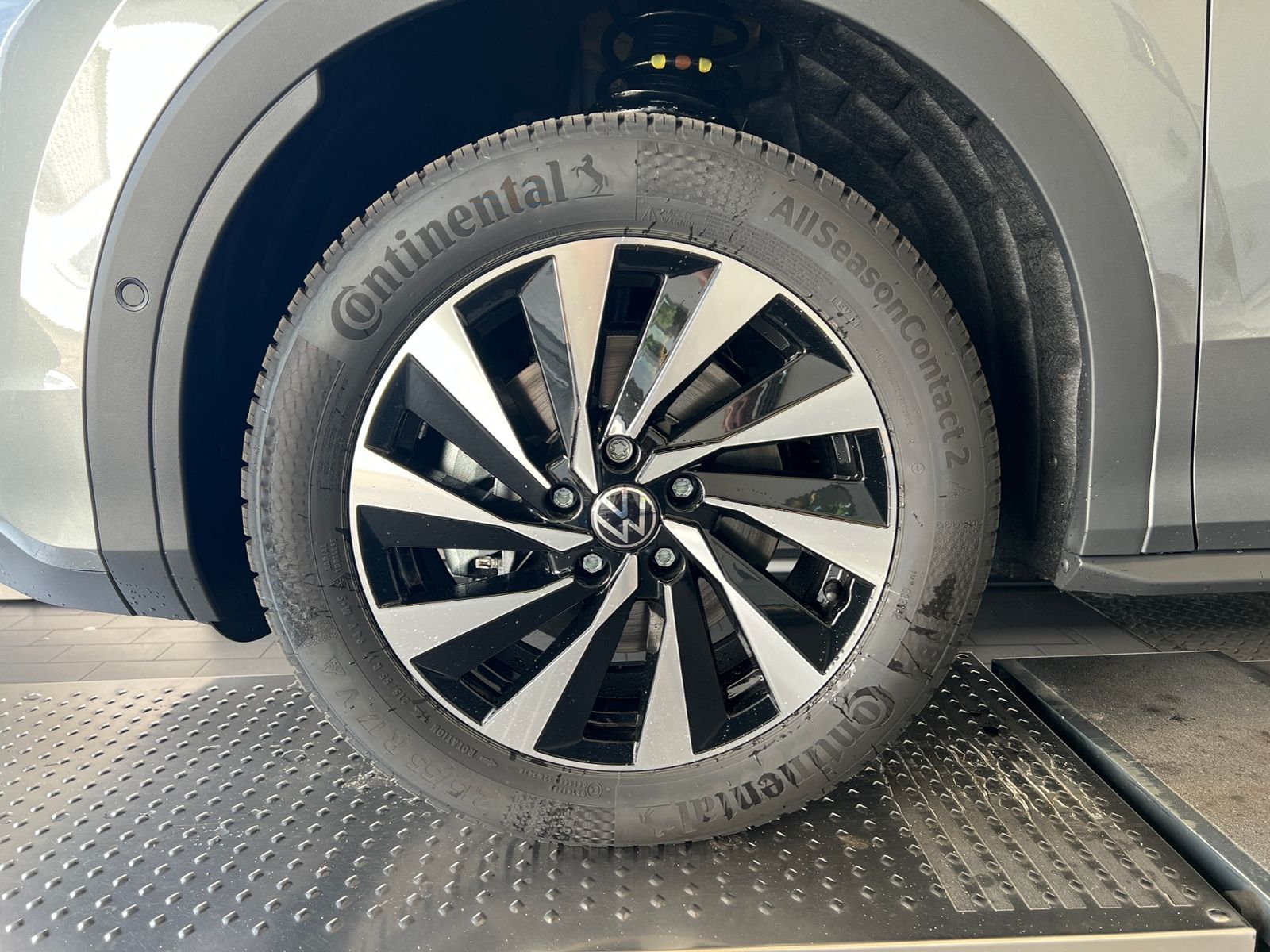 Fahrzeugabbildung Volkswagen T-Roc  Life 1.5 eTSI DSG *AHK, Ganzjahresreifen,