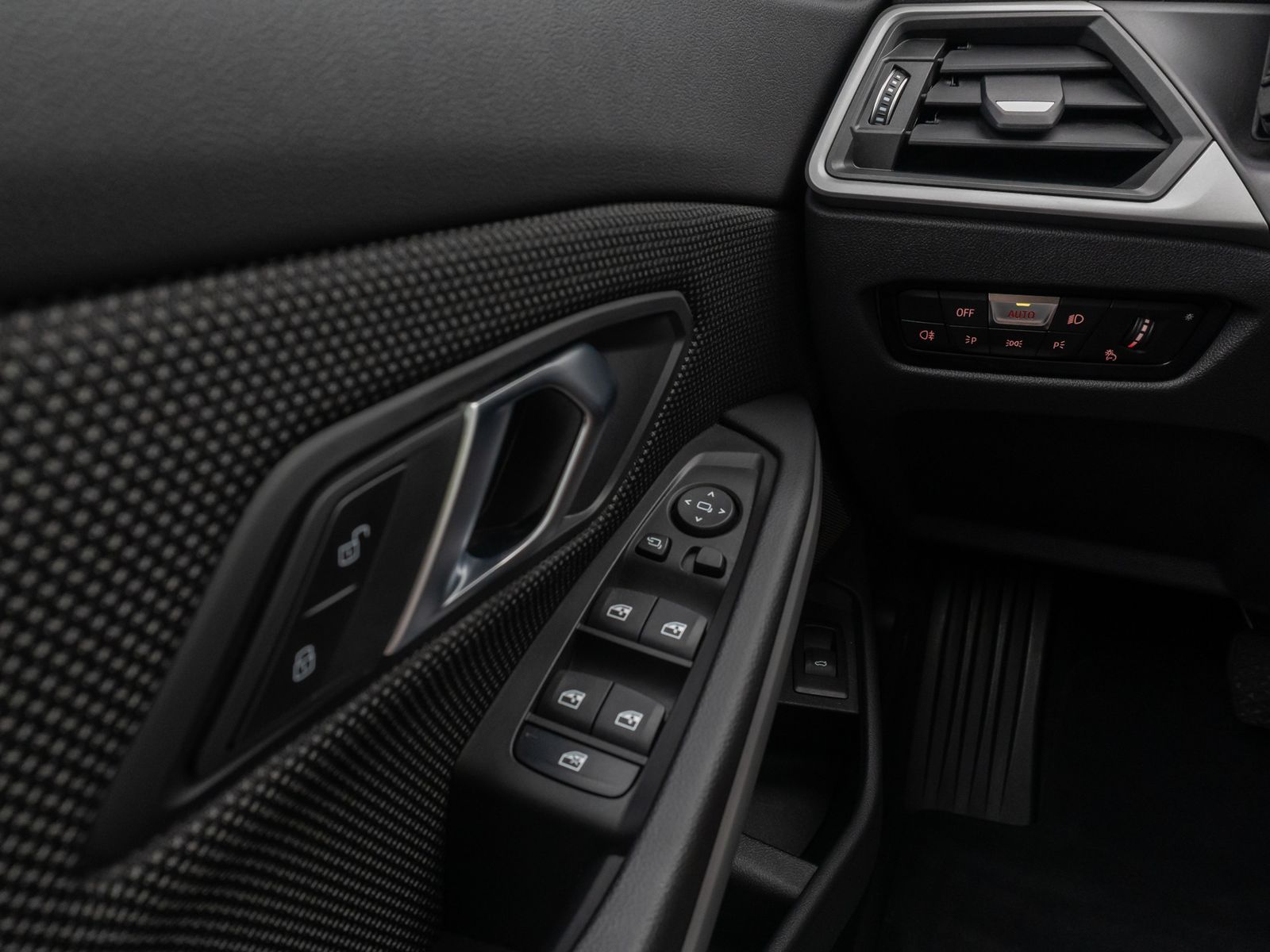 Fahrzeugabbildung BMW 320d Panorama DAB H/K Lordos Stop&Go PDC LED