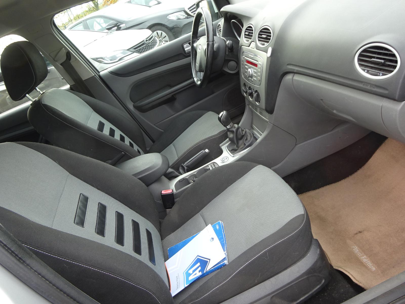 Ford Focus 2009 — photo 11