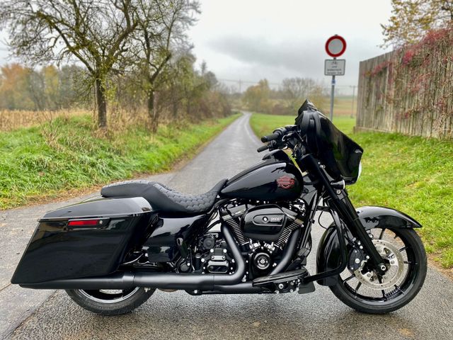 Harley-Davidson Street Glide mit Garantie all black, CarPlay