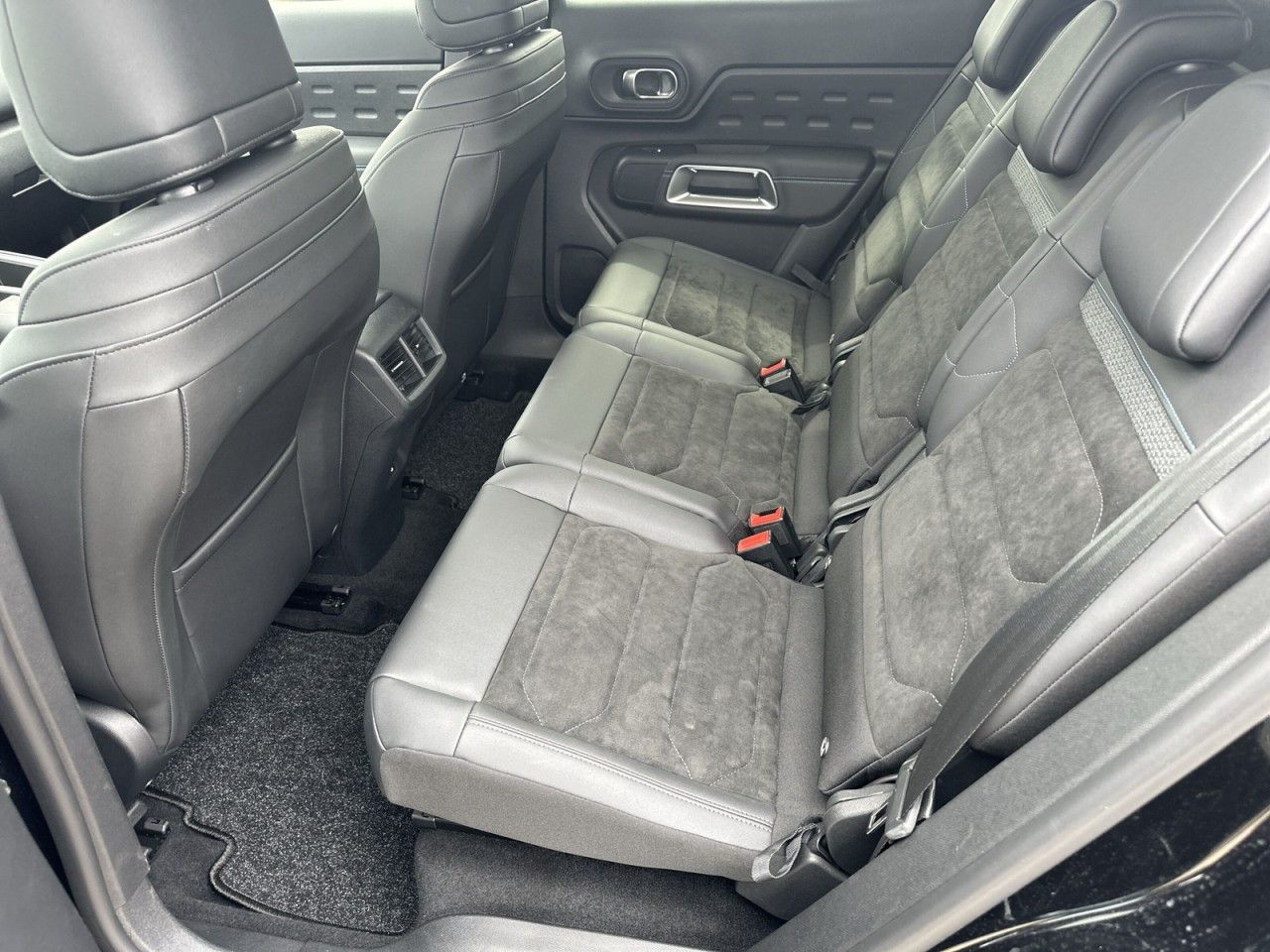 Fahrzeugabbildung Citroën C5 AIRC HYBRID 136 e-DSC6 e-SERIES - mit KI generiert/bearbeitet