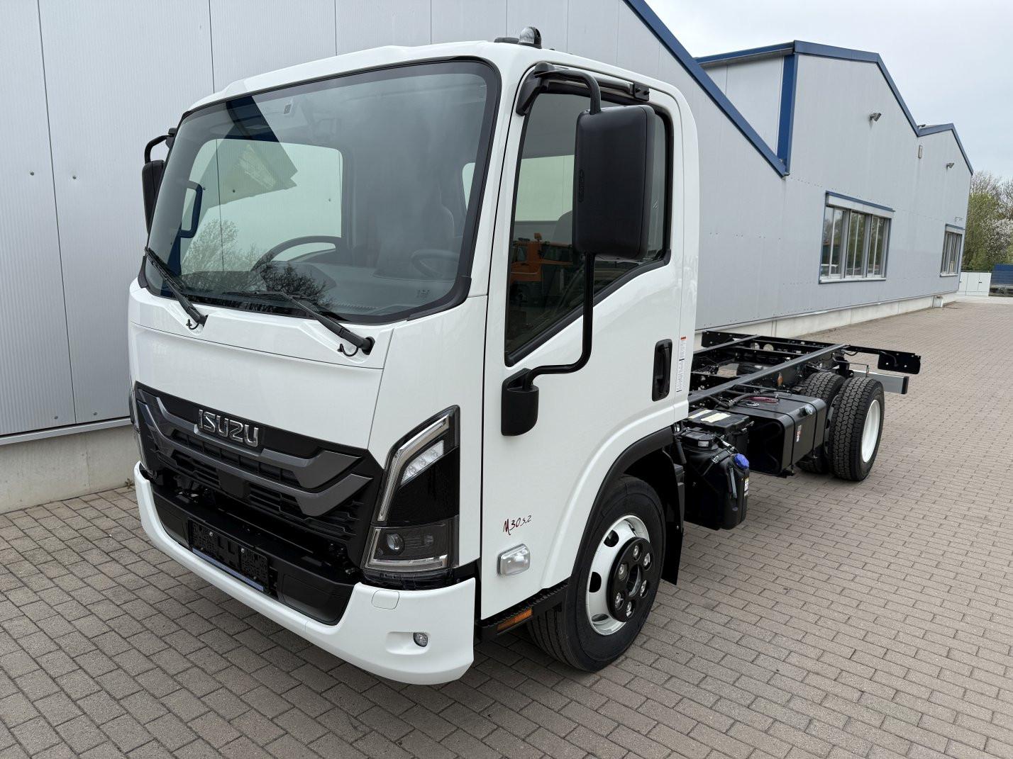 Isuzu M30 H Autom. 5.2 l  190 PS Radst. 3.365 mm