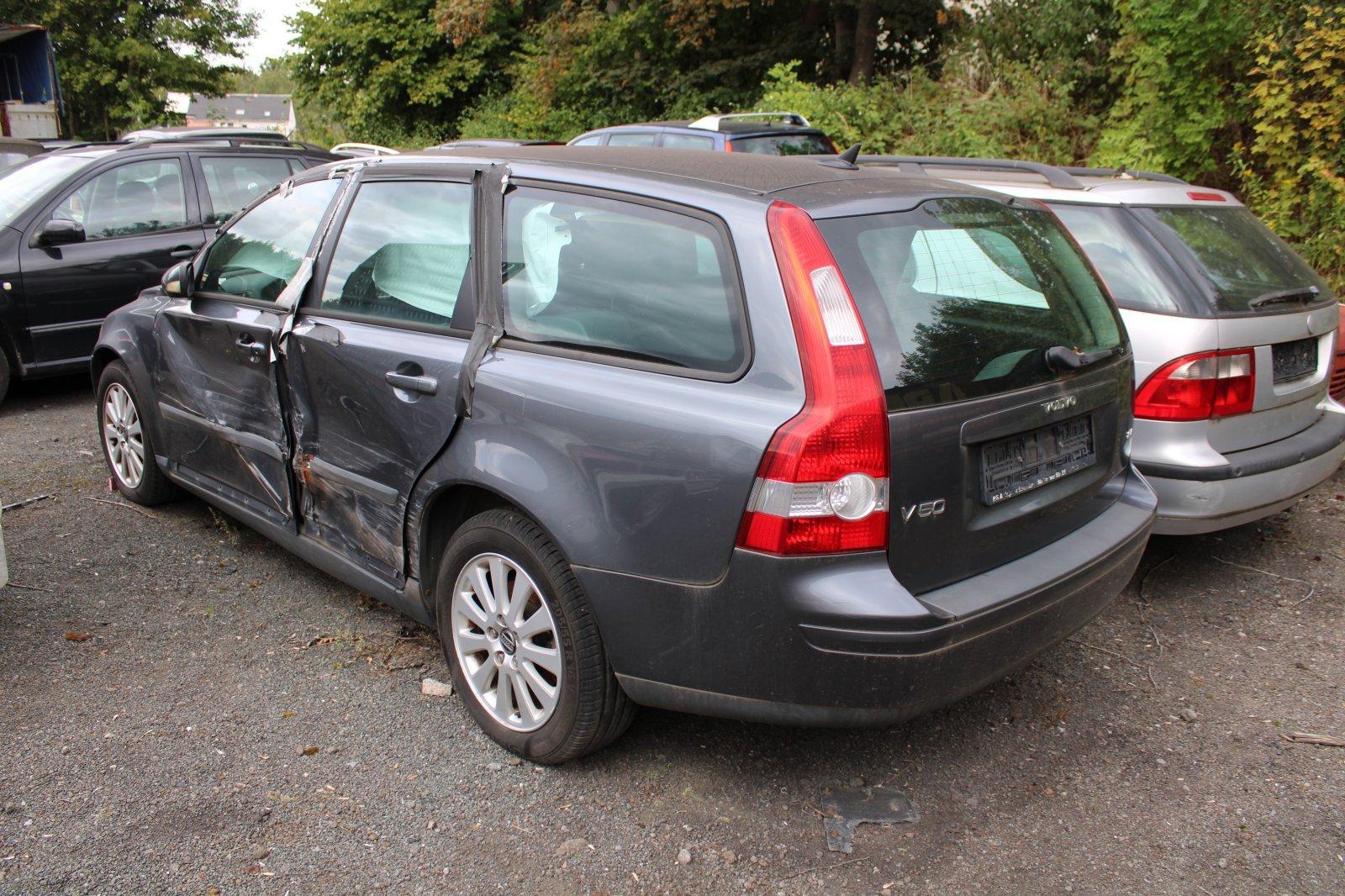 Volvo V50 2005 — engine 2.435 cm³, 140 HP (103kW)