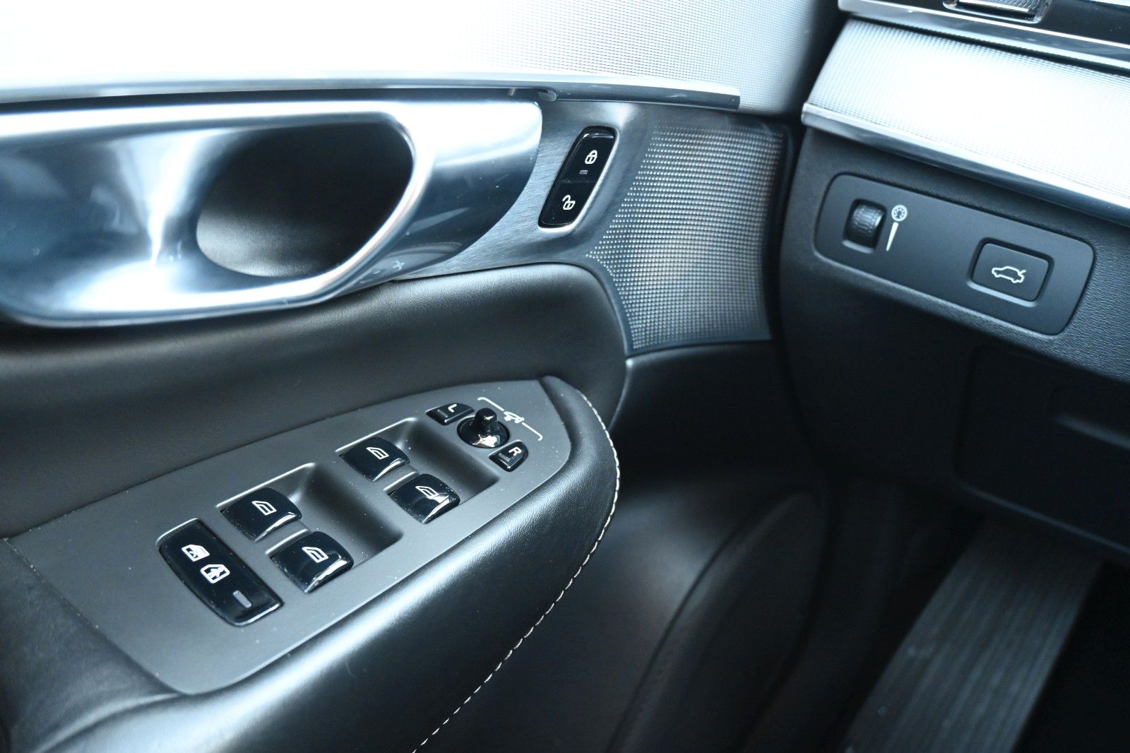 Fahrzeugabbildung Volvo XC90 D5 AWD Autom. Inscription*LUFT*360°*AHK*7-S