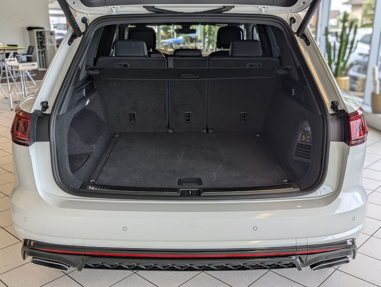 VW Touareg 3.0 TDI 4M R-Line Komfort-Paket UPE 111T - Image 17