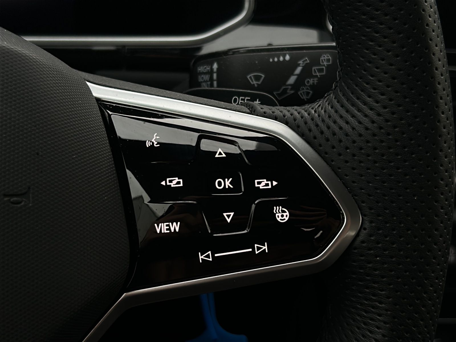 Fahrzeugabbildung Volkswagen T-Roc R-Line TSI DSG IQ.Light ACC STH SH LRHzg R