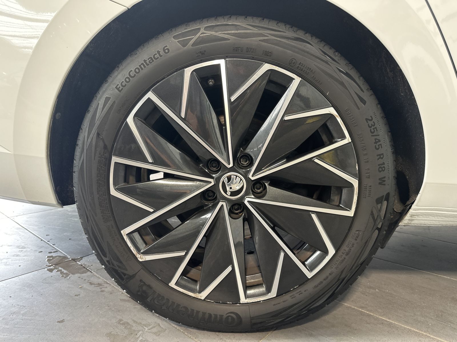 Fahrzeugabbildung SKODA Superb Combi L&K NAV+LED+360°+AHK+MEMORY+18ZO+VC