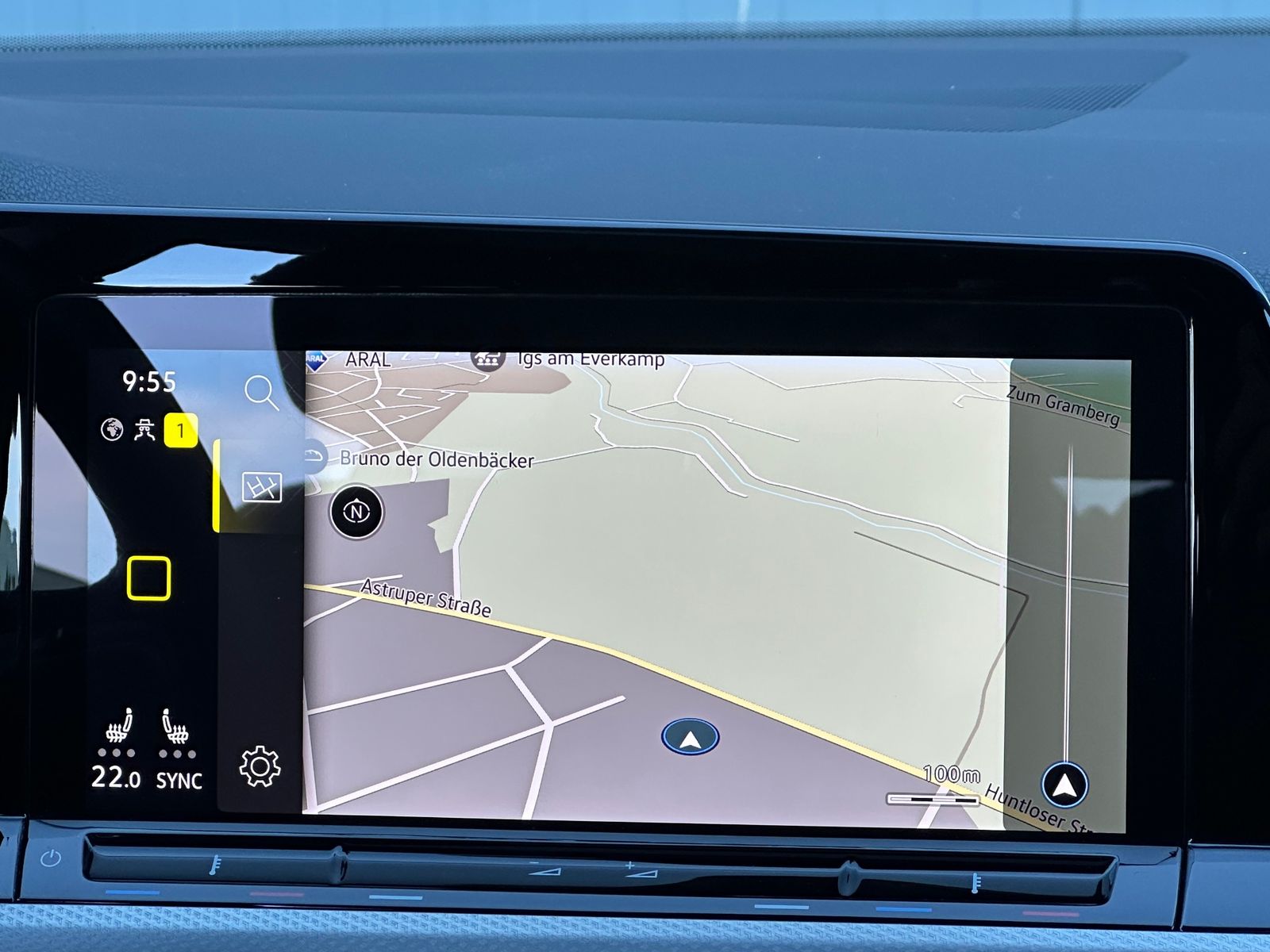Fahrzeugabbildung Volkswagen Golf VIII 2.0 TDI DSG MOVE NAV+PANO+AHK+HUD+KAM
