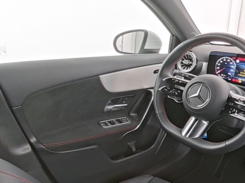 Fahrzeugabbildung Mercedes-Benz A 200 AMG*PANO*360°*AMBIENTE*TOTWINKEL*SPURHALTE