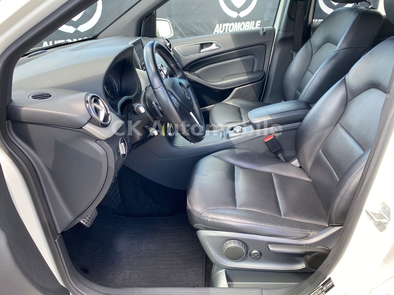 Fahrzeugabbildung Mercedes-Benz B200 Automatik Night-Paket/Leder/Bi-Xenon/Kamera