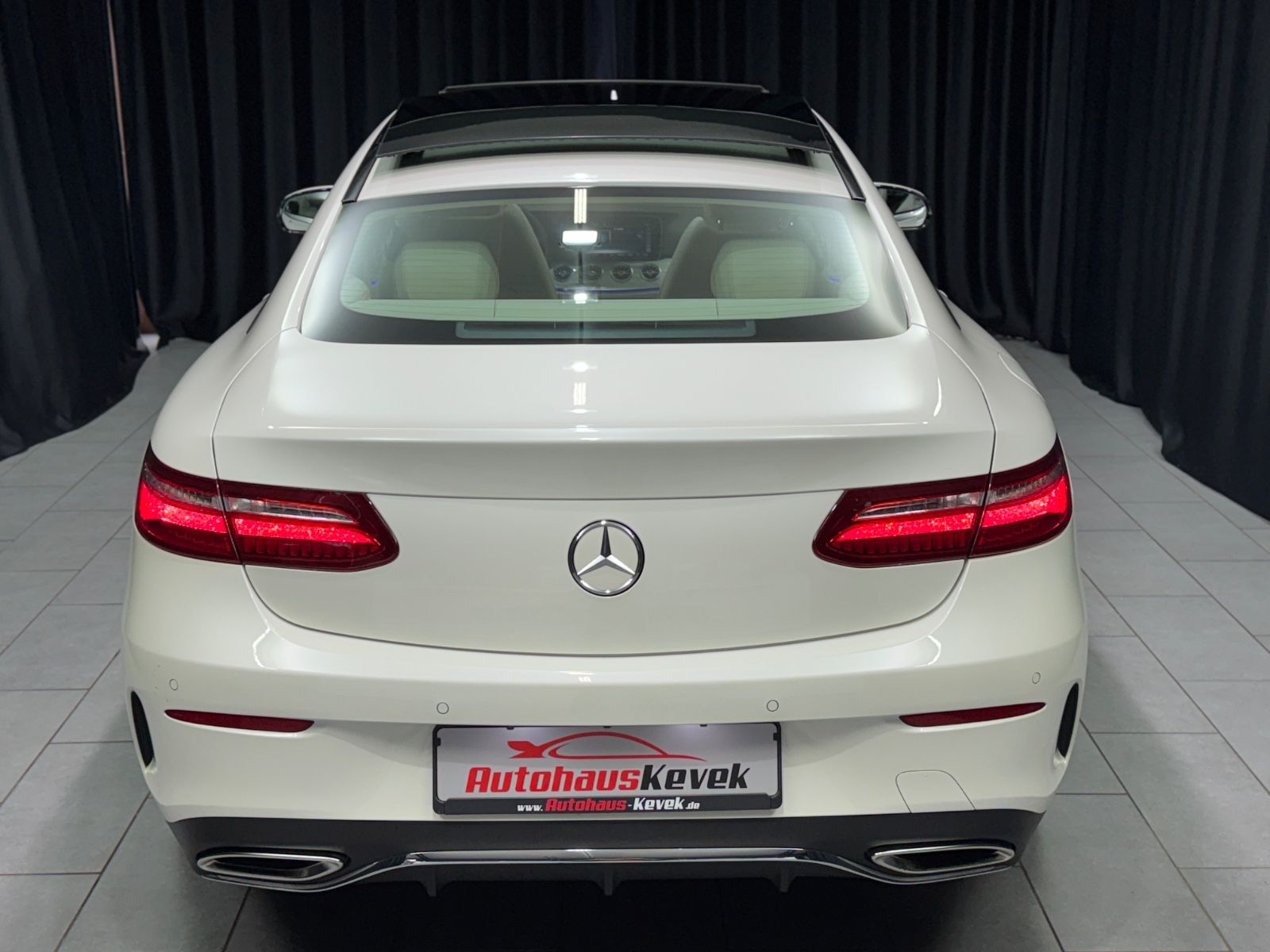 Fahrzeugabbildung Mercedes-Benz E 300 Coupe|AMG-LINE|WIDE-SCREEN|PANO|DESIGNO|