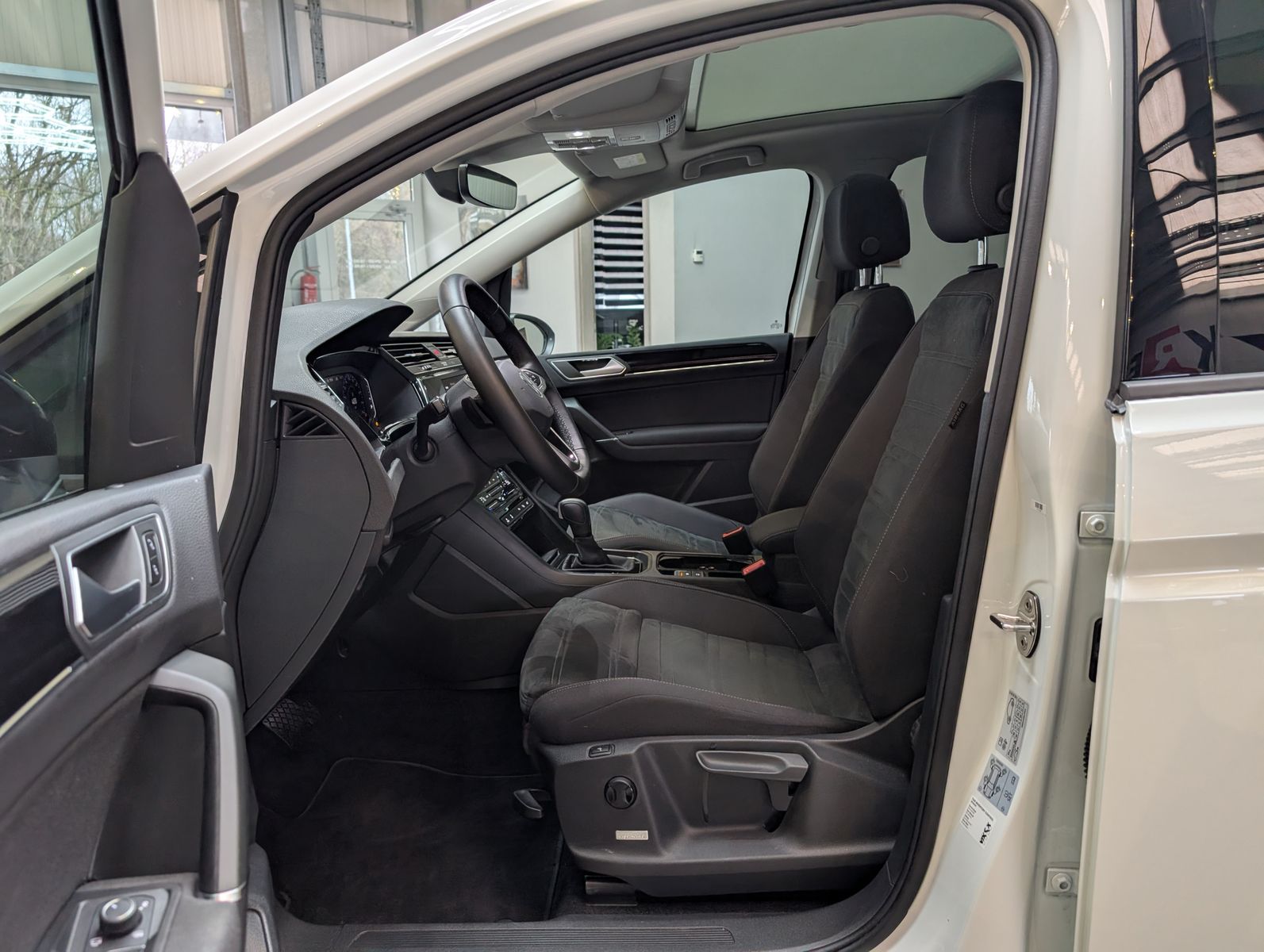 Fahrzeugabbildung Volkswagen Touran 2.0 DSG R-Line High. Pano 7-Si IQ.Dri AHK