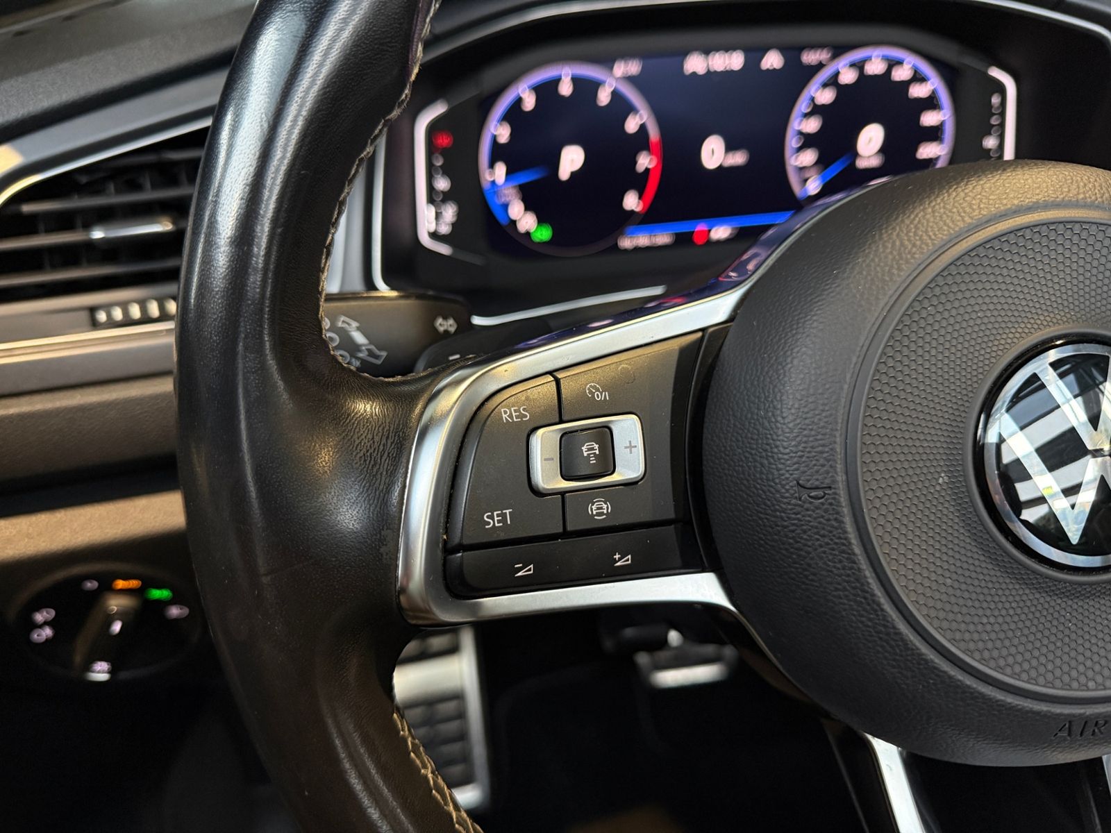 Fahrzeugabbildung Volkswagen T-Roc Cabrio R-Line Black AHK BEATS 8-FACH BEREI