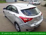 Hyundai i30 *11xService@Hyundai* alloywheel *back~damage - Hyundai: X30