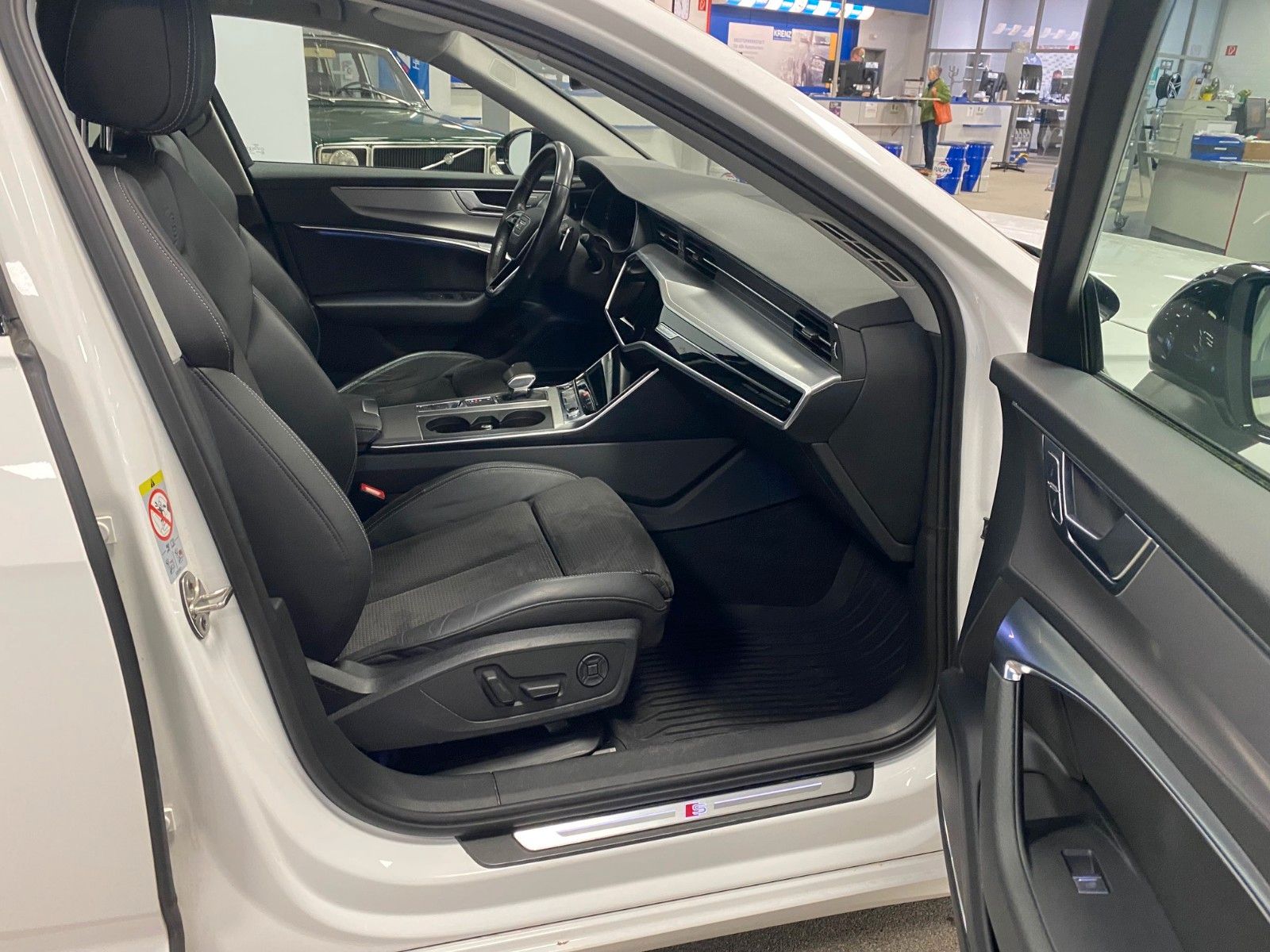 Fahrzeugabbildung Audi A6 Avant 55 TFSI e quattro sport+S-Line+MATRIX++