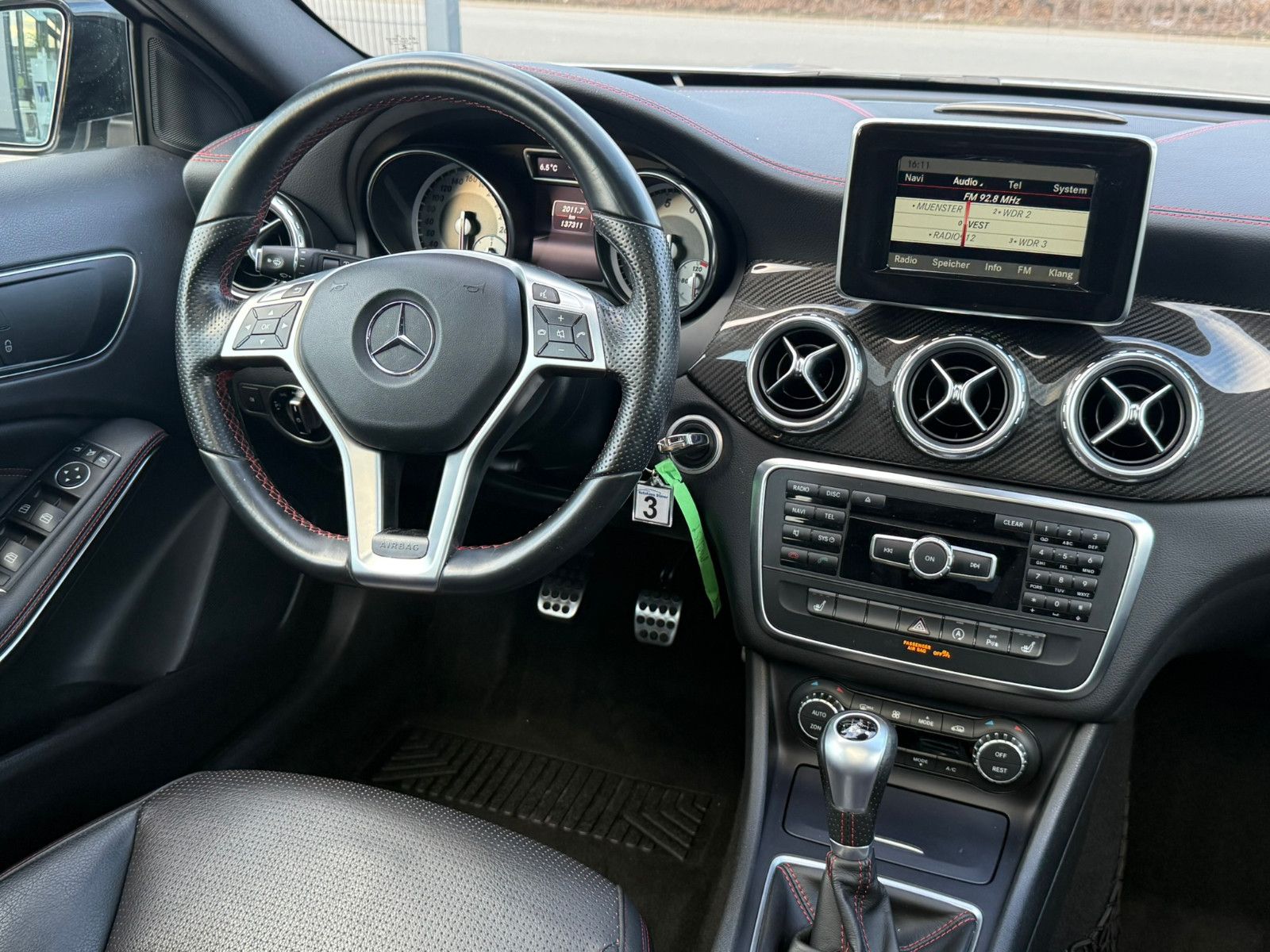 Fahrzeugabbildung Mercedes-Benz GLA 200 AMG Line PANO NAVI LEDER PDC WINTERRÄDER