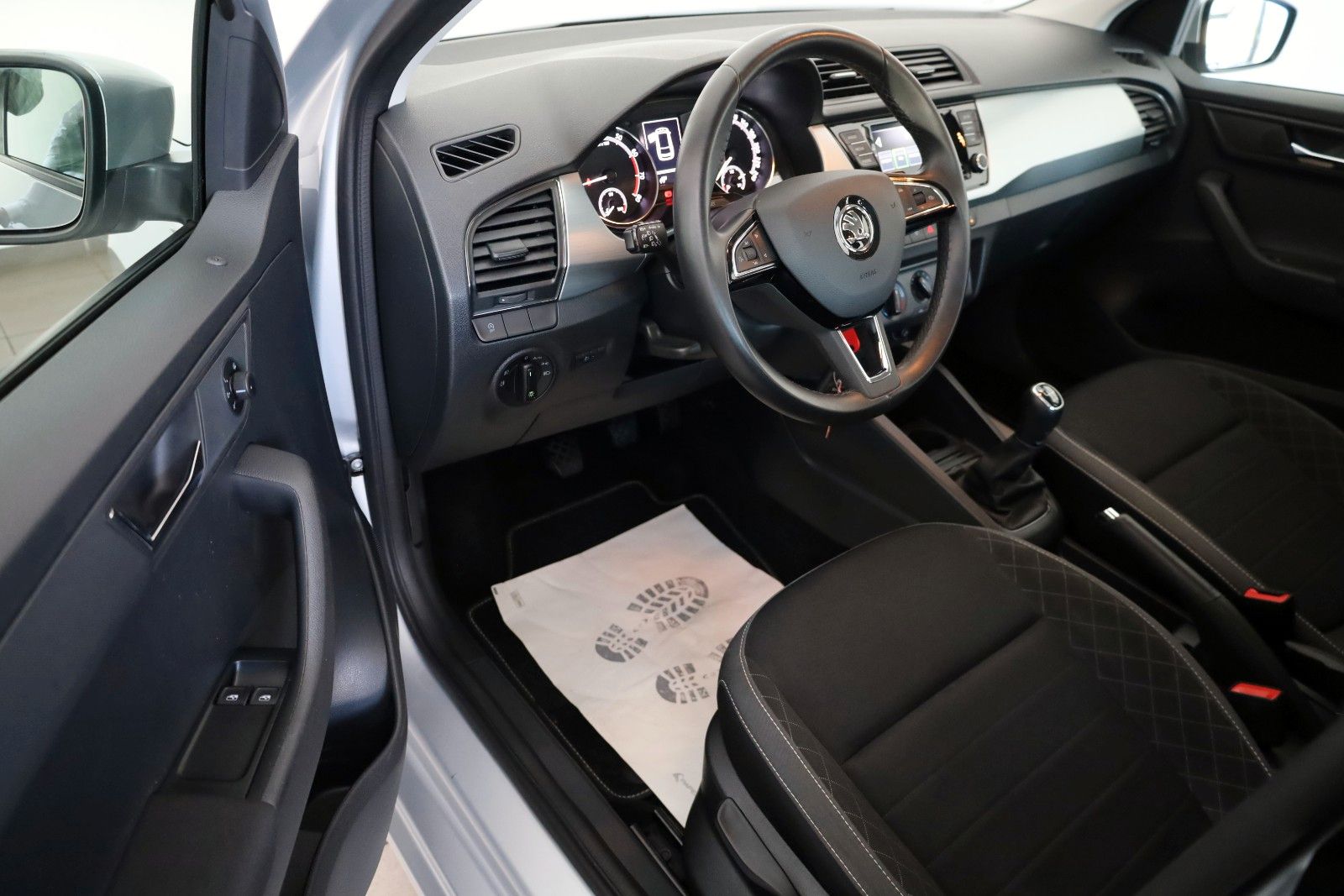 Fahrzeugabbildung SKODA Fabia Combi Ambition SH,PDC,Kamera,Apple CarPlay