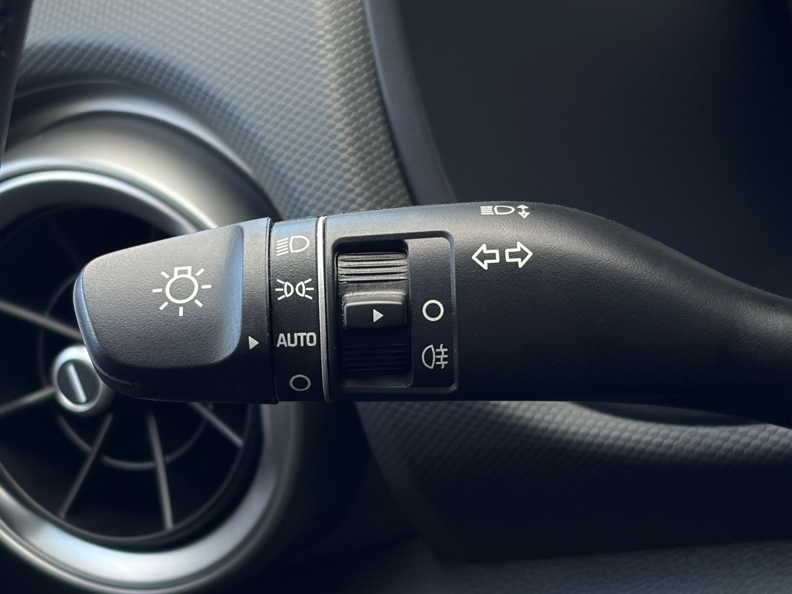 Fahrzeugabbildung Hyundai KONA E Select 2WD ACC PDC CAM LHZ SHZ CarPlay