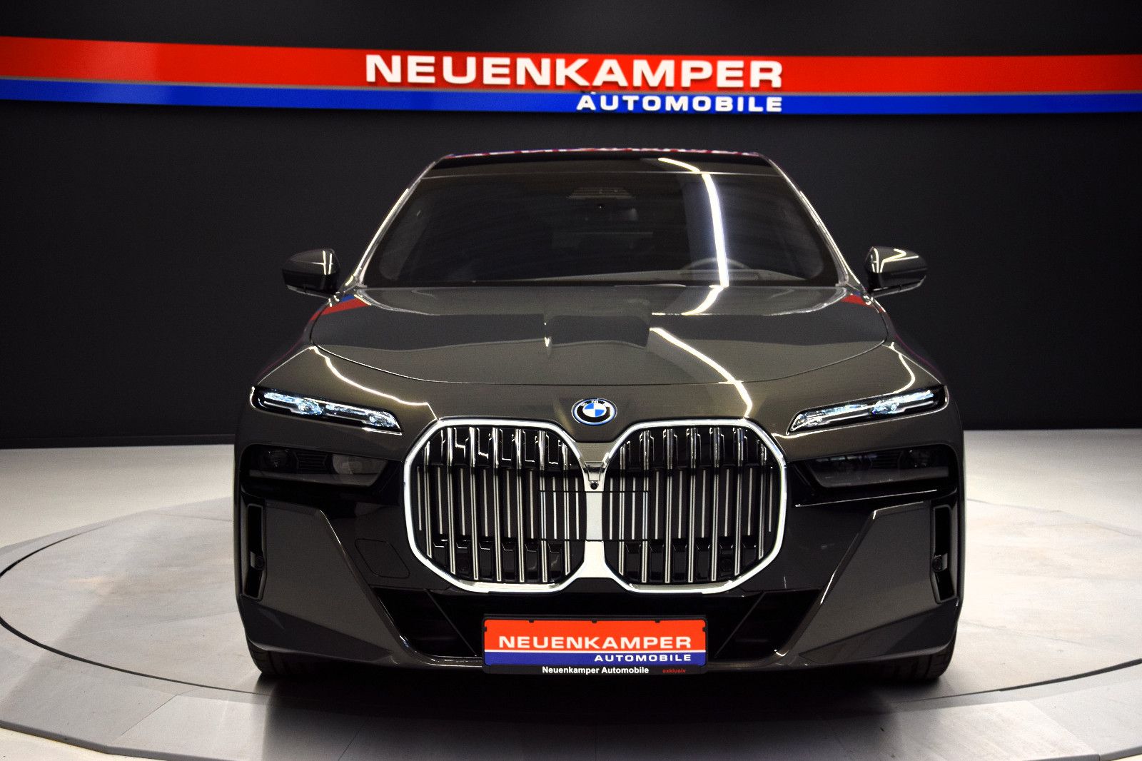 Fahrzeugabbildung BMW 750e L xDr M Sport 5-Sitze TV Chauffeur Kristall