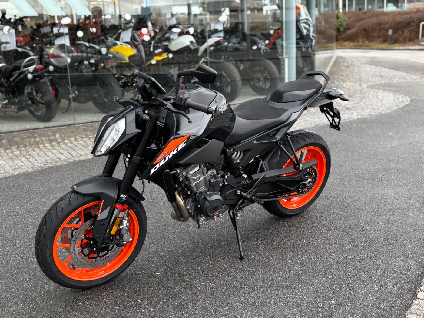 Fahrzeugabbildung KTM 790 Duke Modell 2026 mitTech Pack auch in Schwar