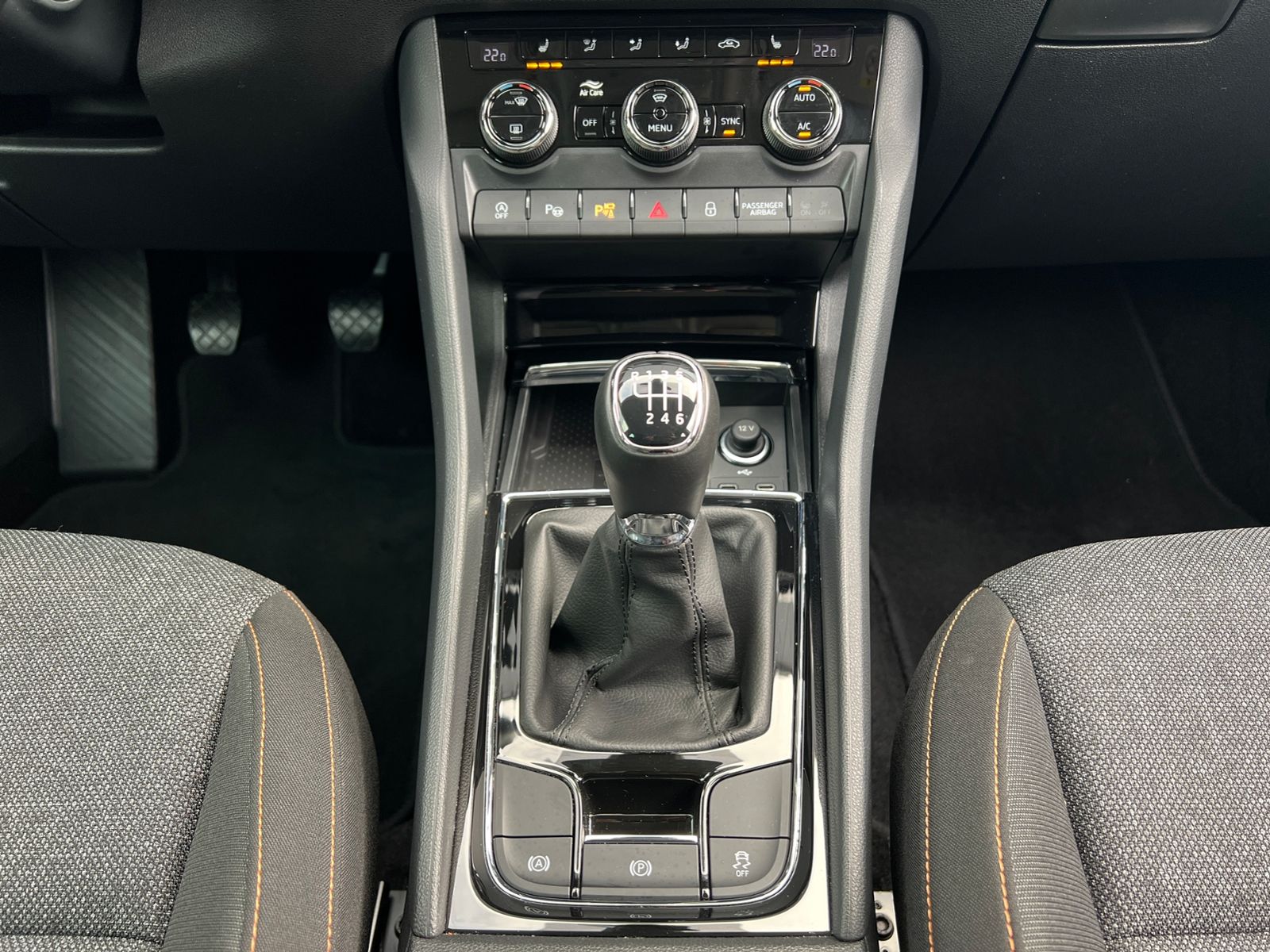 Fahrzeugabbildung SKODA Karoq Clever 2.0 TDI *TravelAssist, Navi, KESSY*