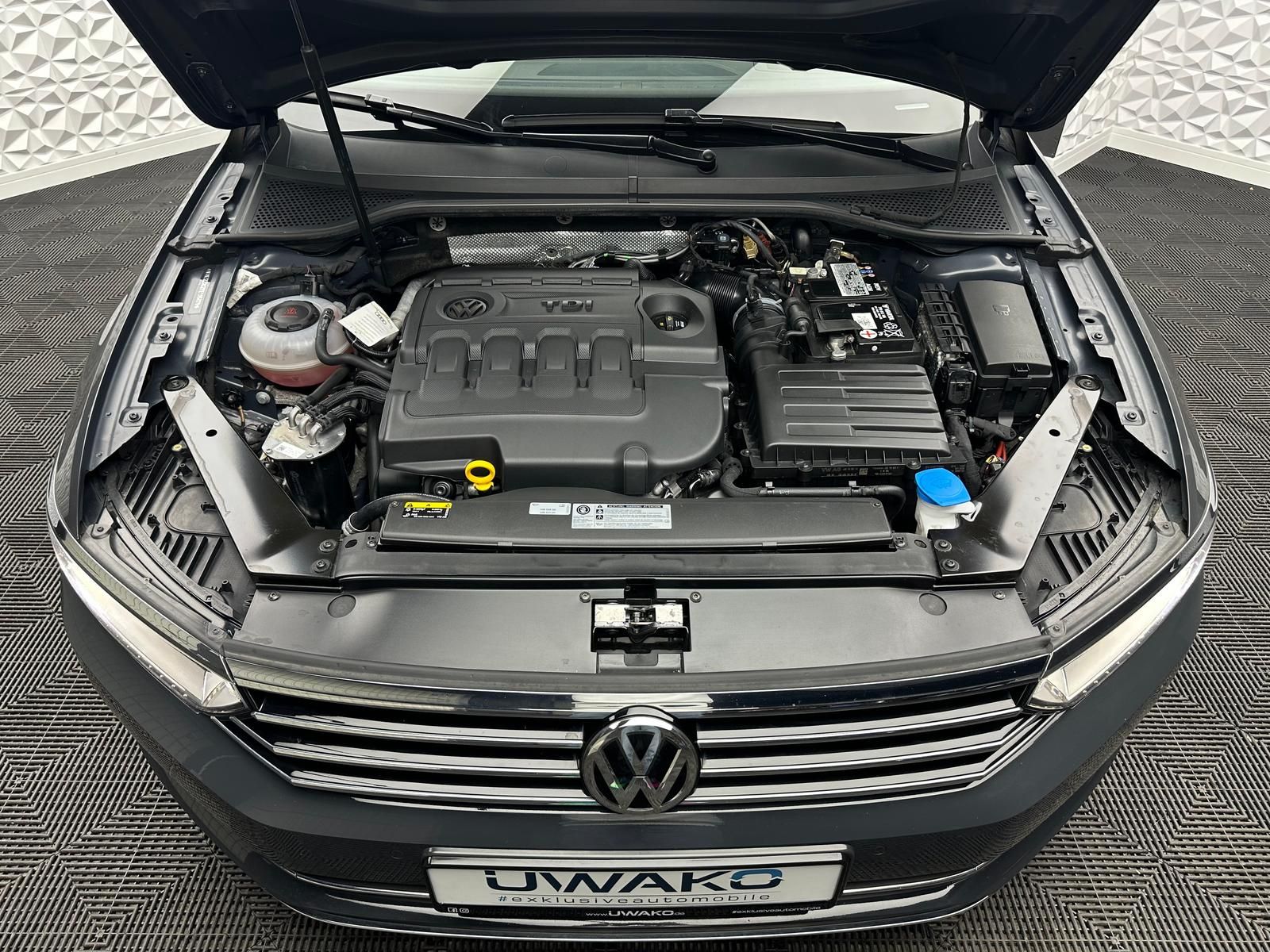 Fahrzeugabbildung Volkswagen PASSAT 2.0 TDI HIGHLINE/ACC/DCC/HUD/LED/RCAM/PDC