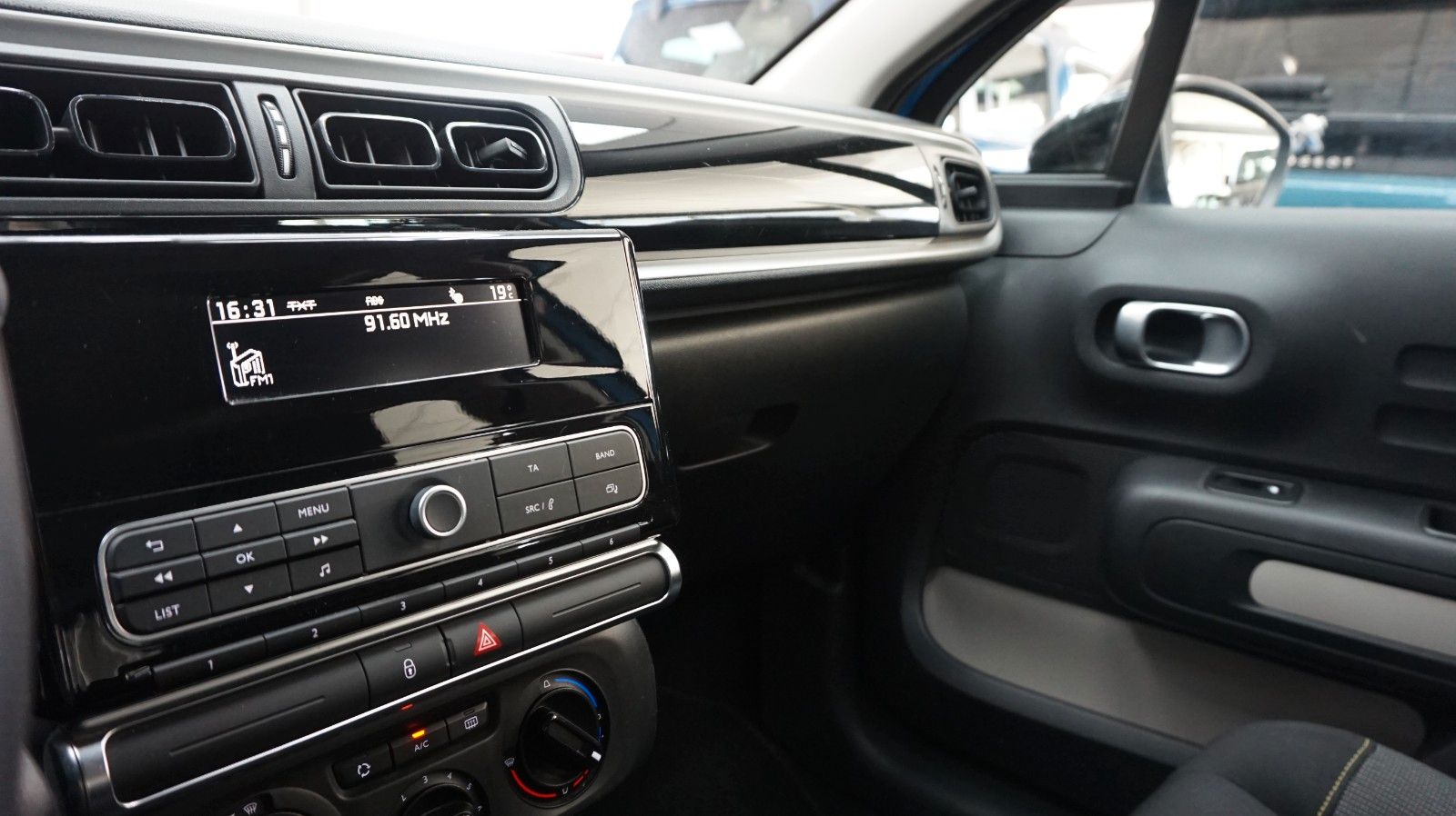 Fahrzeugabbildung Citroën C3 Feel  Scheckheft gepflegt nur 4,9 Liter kombi
