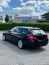 BMW 528 Baureihe 5 Touring 528 i xDrive - blaue BMW 528