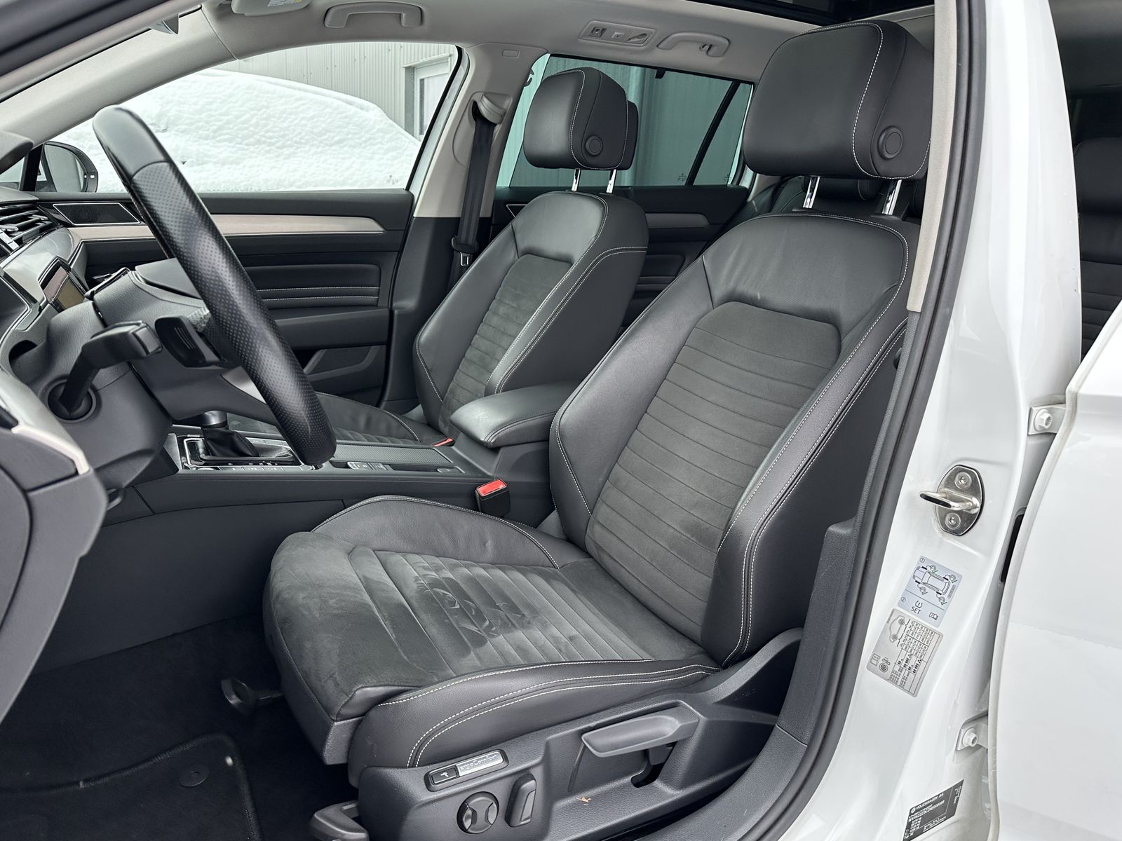 Fahrzeugabbildung Volkswagen Passat GTE R-Line NAV+IQ-LIGHT+PANO+AHK+DCC+18ZO