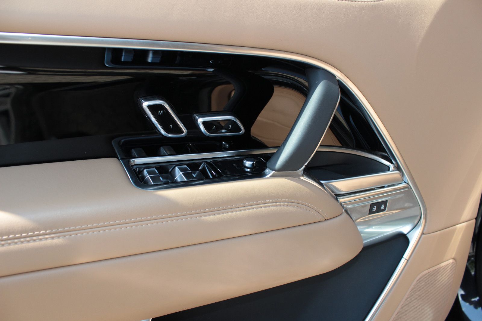 Fahrzeugabbildung Land Rover *MY25* Range Rover P460e HSE Hybrid