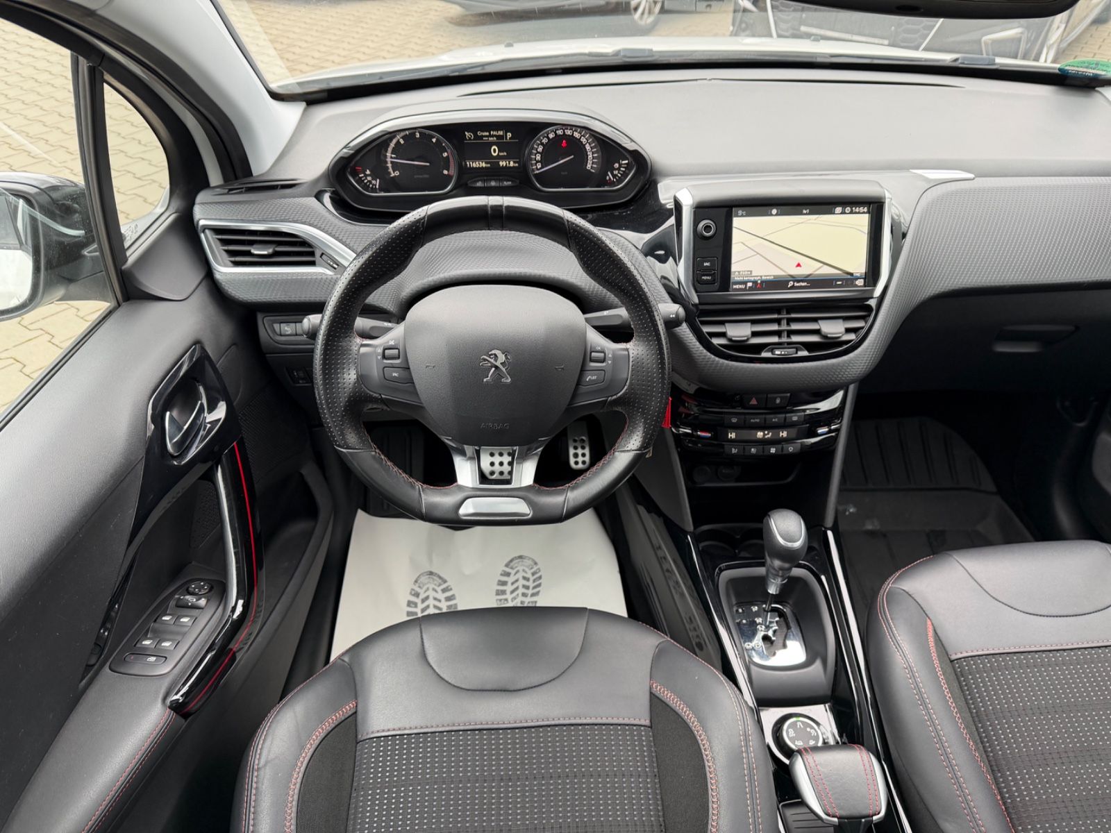 Fahrzeugabbildung Peugeot 2008 GT Line°Automatik°AHK°Pano°Kamera°Leder°