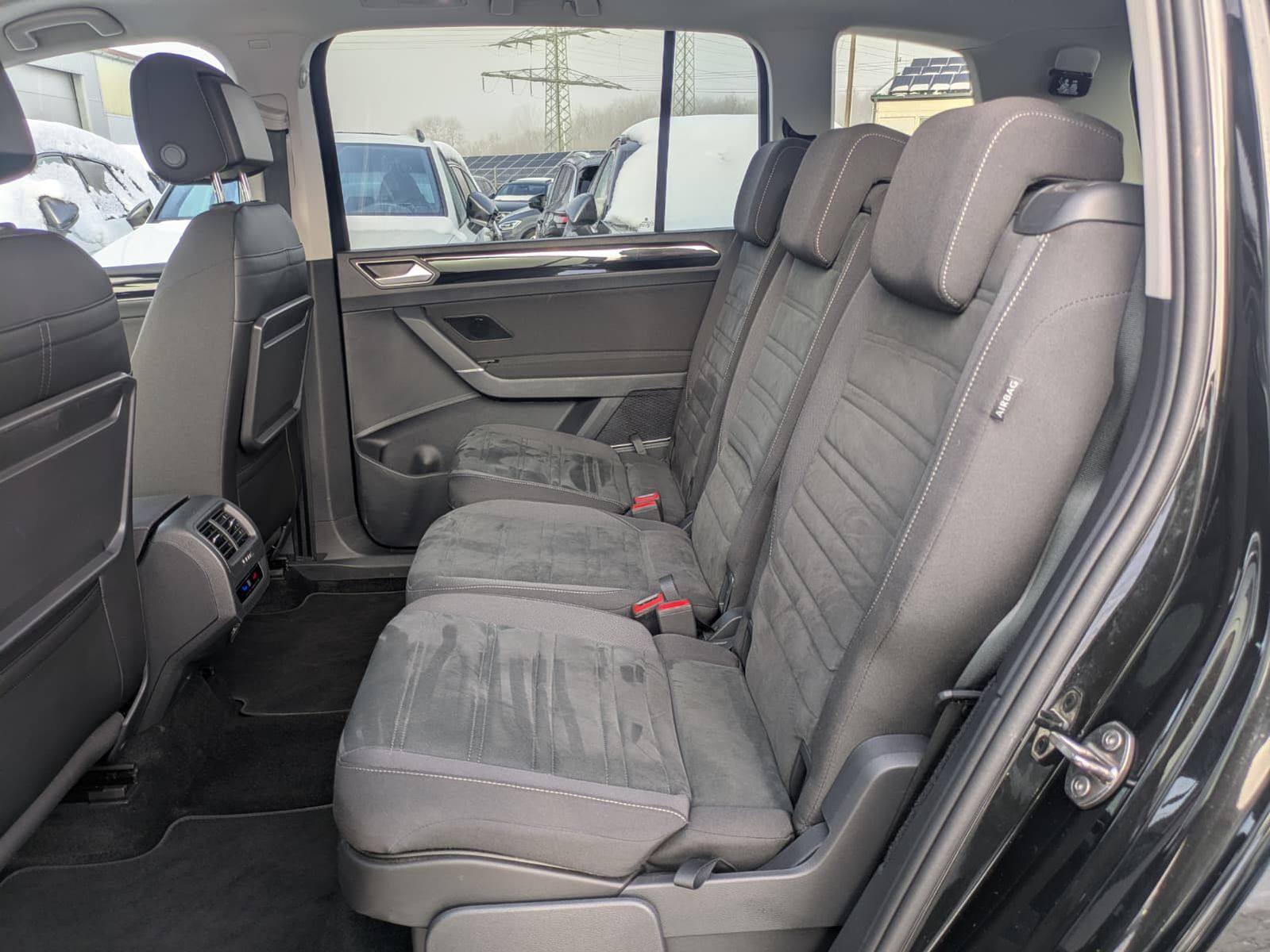 Fahrzeugabbildung Volkswagen Touran 2.0 DSG R-Line High BLACK Pano 7Si IQ AHK