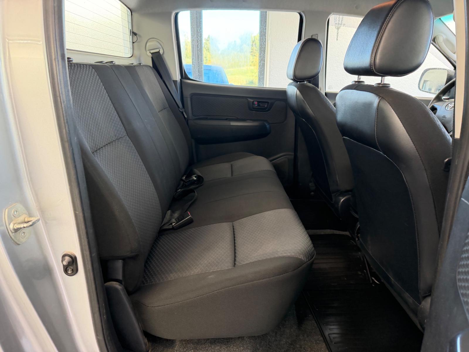 Toyota Hilux Double Cabine 2.5 D-4D | 144 ch | BVM | Feux diurnes LED | Vitres surteintées | Blocage de différentiel arrière