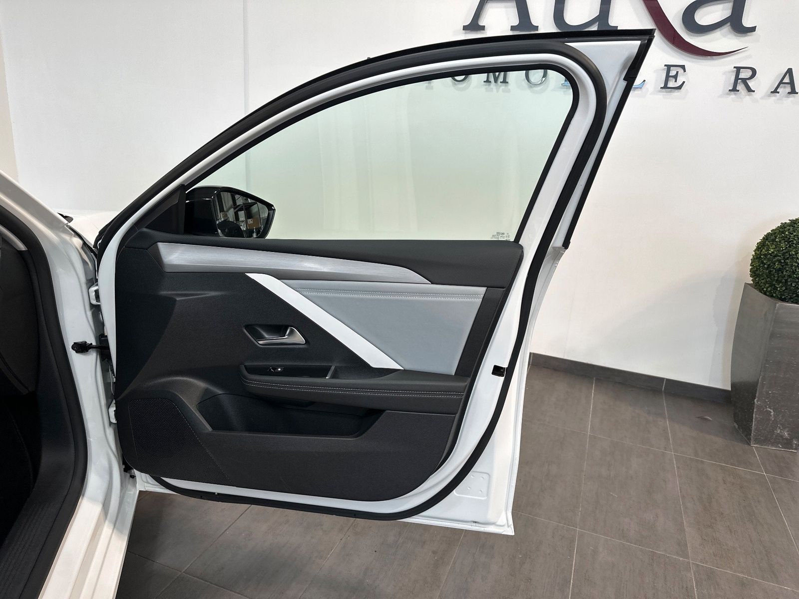 Fahrzeugabbildung Opel Astra 1.5 D Automatik Business Elegance NAV+LED
