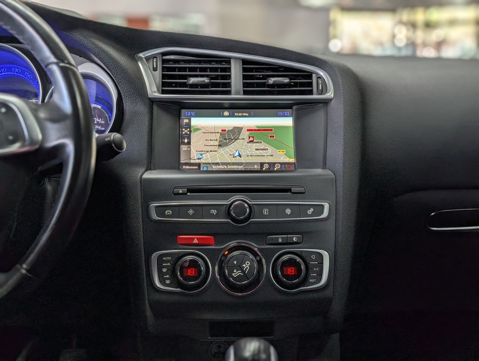 Fahrzeugabbildung DS Automobiles DS4 1.2 PureTech Basis MFL KAM TEMP SHZ PDC ALU1