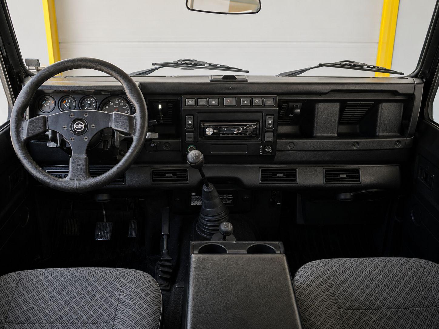LAND ROVER DEFENDER 90 TD5 122CV - STATION WAGON - BVM - ATTELAGE FIXE