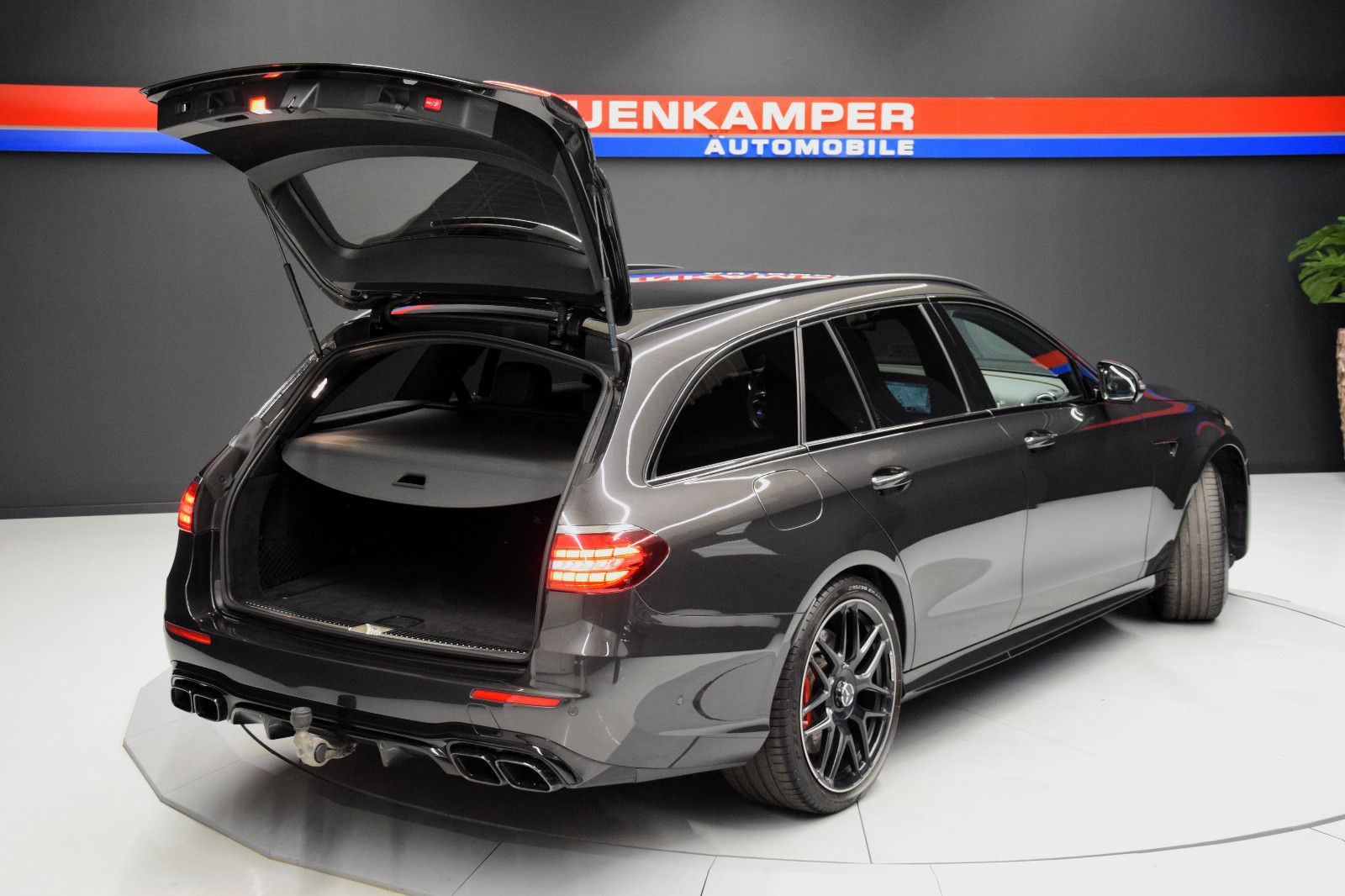 Fahrzeugabbildung Mercedes-Benz E 63 s AMG T 4Matic+ 360° ACC Perf. Sitze Burme.