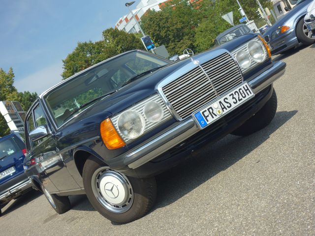 Mercedes-Benz 230 Automatic Schiebedach W123 sehr gepflegt