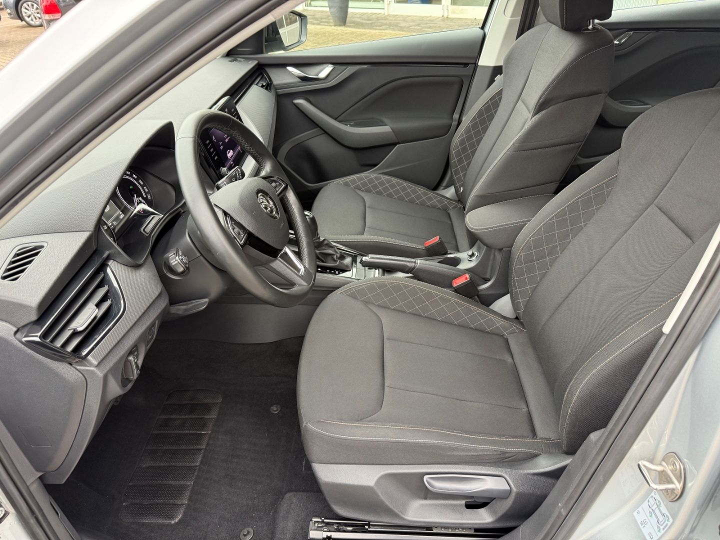 SKODA Scala 1.5 TSI EU6d DSG CarPlay SHZ RFK Alu LED - Image 11