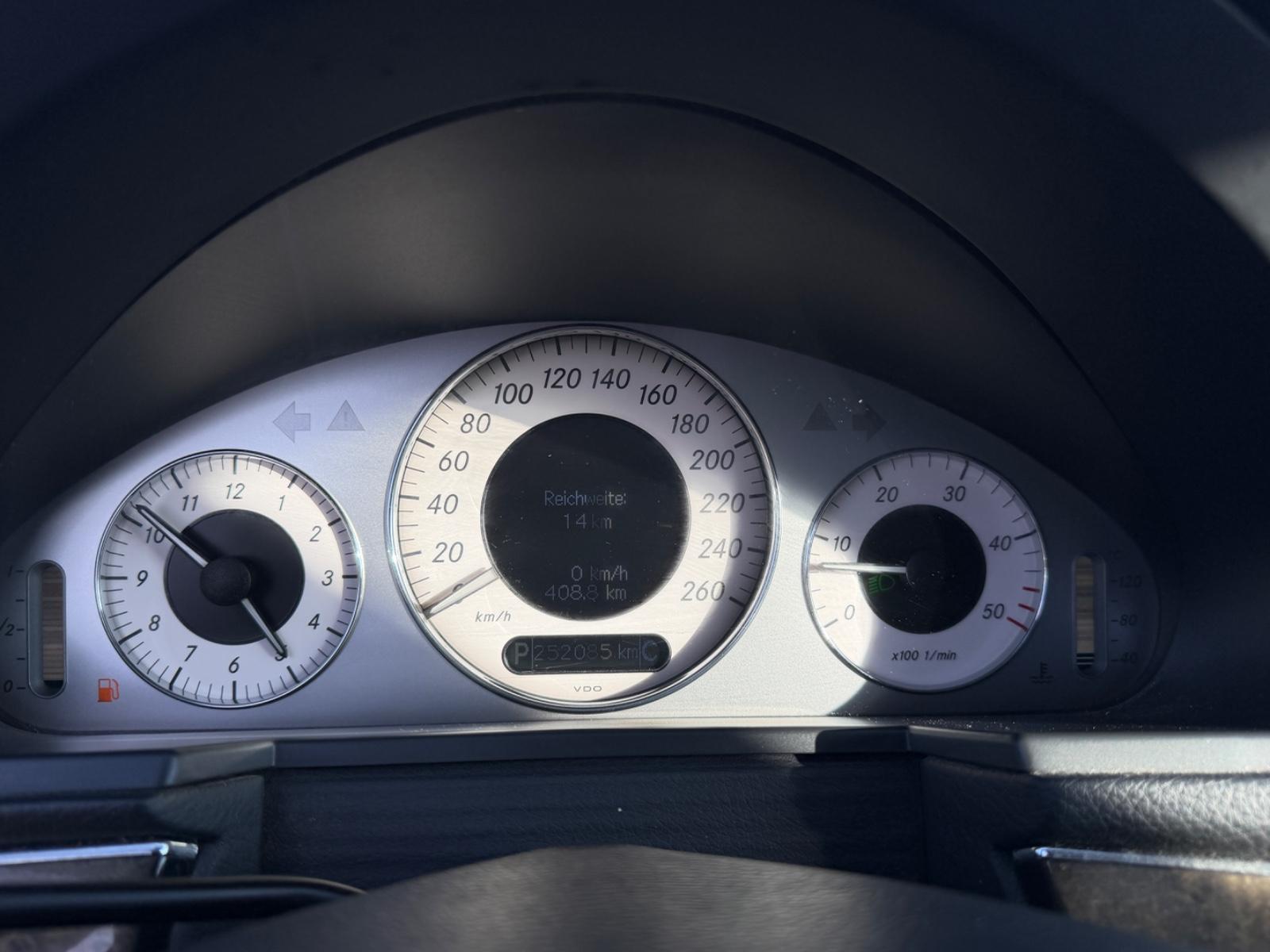 Mercedes-Benz E320 2006 — photo 19