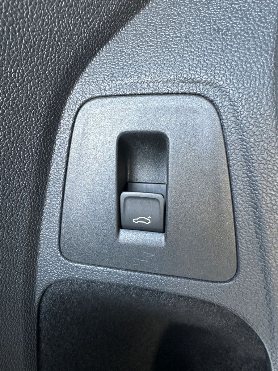 Fahrzeugabbildung Volkswagen Tiguan 2.0 TDI DSG 4M Sound NAV+LED+AHK+PANORAMA
