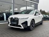 BMW iX xDrive50 Sportpaket 22"-PANO°belüf.Masags°AHK - weiße BMW iX