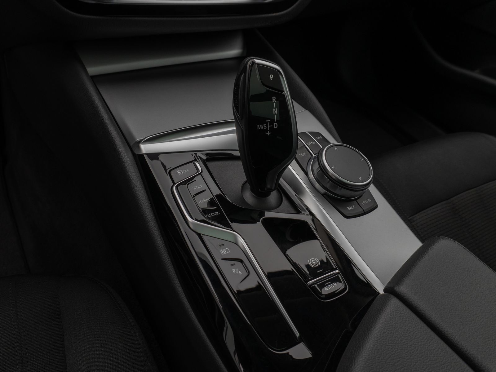 Fahrzeugabbildung BMW 530e xD Panorama DAB CockPitPro Alarm PDC 19Zoll