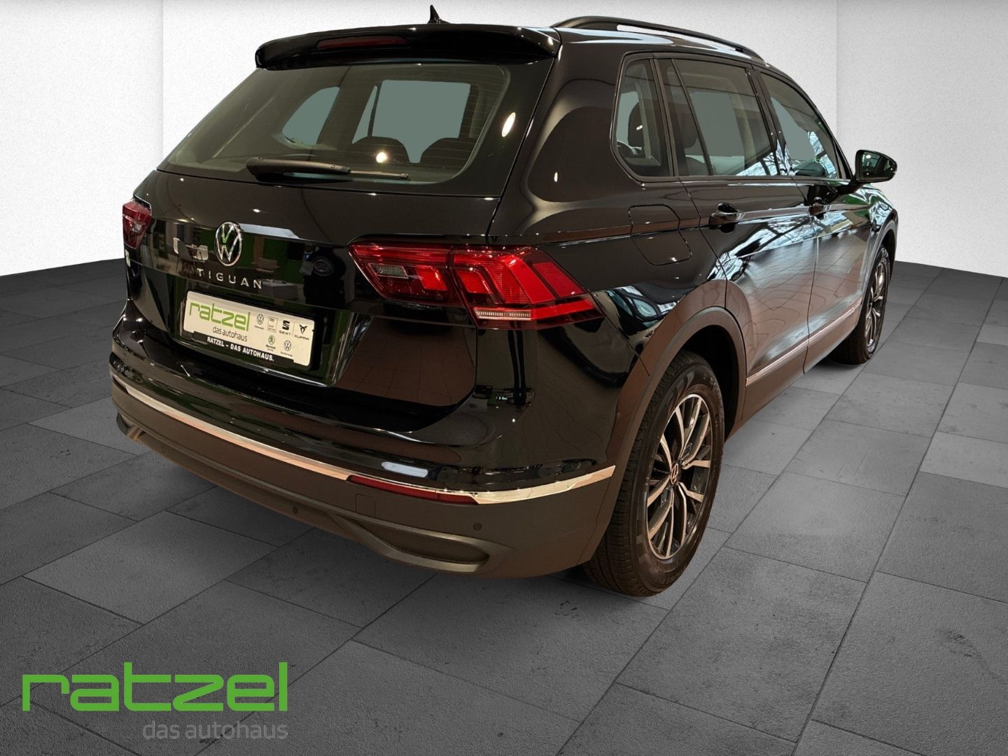 Fahrzeugabbildung Volkswagen Tiguan Life 2.0 TDI DSG AHK-klappbar Navi LED AC